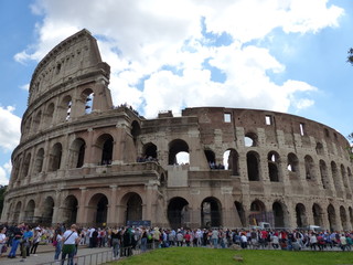 Fototapeta na wymiar El coliseo romano en roma
