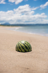 砂浜とスイカ
