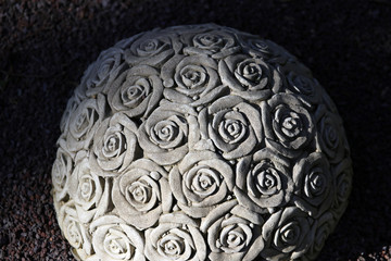 gemeißelte rosen auf rundem stein