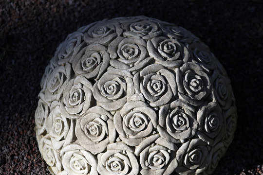 gemei&szlig;elte rosen auf rundem stein