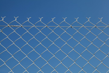 Cl&ocirc;ture en grillage blanc