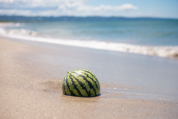 砂浜とスイカ
