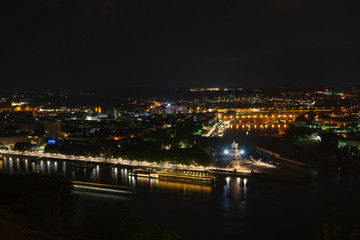 Fototapeta na wymiar Blick aufs Deutsche Eck Nachtaufnahme Koblenz