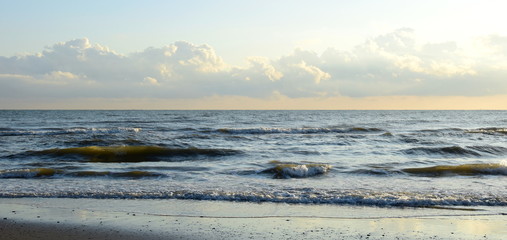 Meer - Ozean - Wellen und Himmel am Morgen