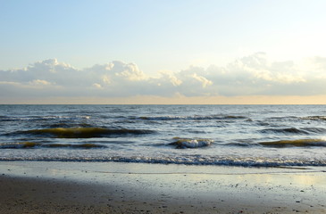 Meer - Ozean - Wellen und Himmel am Morgen