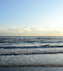 Naklejka na ściany i meble Das Meer mit Wellen am Strand der Adria