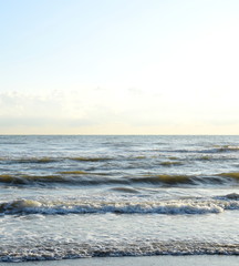 Das Meer mit Wellen am Strand der Adria
