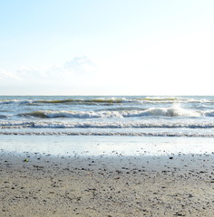 Das Meer mit Wellen am Strand der Adria
