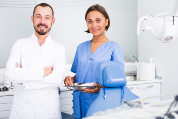 Obraz premium Assistant and doctor are meeting next client