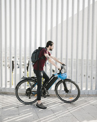 Obraz na płótnie Canvas Cyclist taking a break on a e-bike