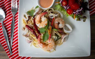 Sea spaghetti in a white dish