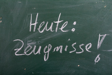 Heute Zeugnisse - Symbolfoto mit Spruch auf Tafel