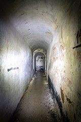 Fototapeta premium Lichtschein in einem dunklen alten Bunker