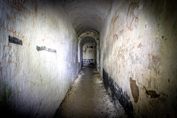 Lichtschein in einem dunklen Gang eines Bunkers