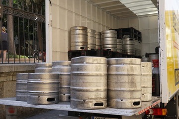 vistas de malaga barriles de cerveza en camion de reparto
