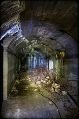 Schrott und Müll lagert in einem alten Bunker