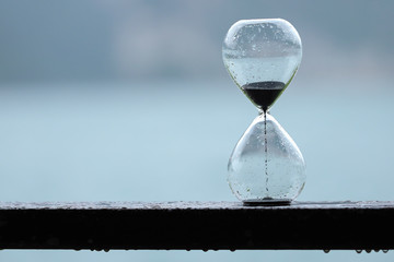 Hourglass in the day that the weather is not pleasant.