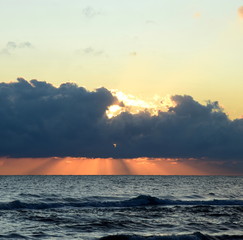 Sonnenaufgang &uuml;ber dem Meer mit atemberaubender Wolkenstimmung