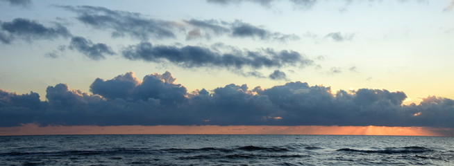 Sonnenaufgang über dem Meer mit atemberaubender Wolkenstimmung
