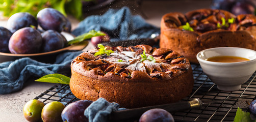 Großaufnahme der köstlichen süßen Frucht torte mit Pflaumen (zwetschgen )