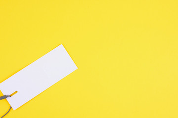 Preisschild auf gelben Hintergrund