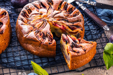 Großaufnahme der köstlichen süßen Frucht torte mit Pflaumen (zwetschgen )