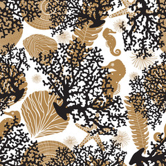 Naklejka premium Seamless pattern with algae, corals , fish and seashells.