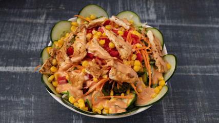 Ensalada de pollo con elote y aderezo