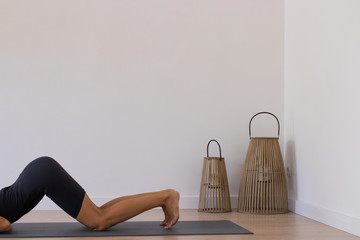 Maestra de yoga realizando ejercicios en interior