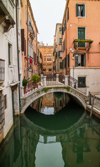 Fototapeta na wymiar Venezada Italia uma cidade unica com seus canais que são usados como ruas e avenidas com um frenetico vai e vem de embarcações. Uma das cidades mais bonitas da Italia