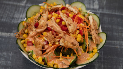 Plato con ensalada de pollo con aderezo