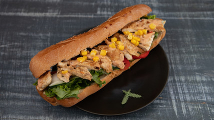 Baguette de pollo con elote y aderezo