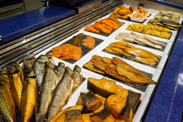 Fisch verkaufsfördernd präsentiert in der Auslage