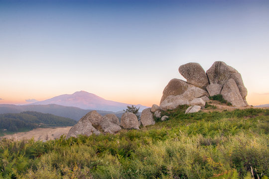 Il megalite Aquila delle Rocche dell'Argimusco e sullo sfondo l'Etna in Montalbano Elicona, Sicilia