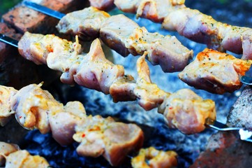 Skewers on skewers are grilled on the grill.