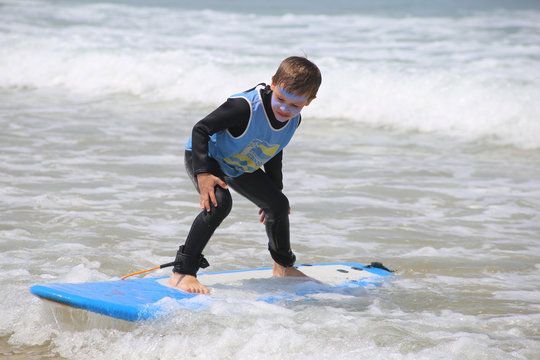 Jeune garçon qui apprend le surf