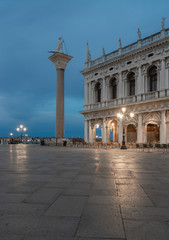 Fototapeta na wymiar Column of St. Theodore in St. Mark's Square in Vinice by the light of night lanterns