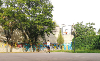 Ragazzo che gioca solo in un campetto © pico1