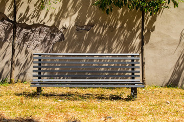 Bancos de jardim em um parque arborizado ótimo para descanso, ao redor do mundo (coleção de...