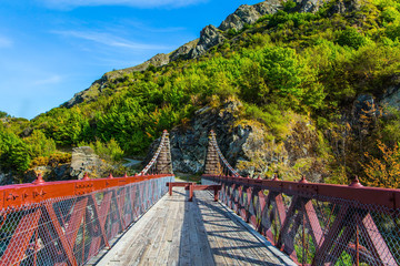 Obraz premium Bridge and river Kawarau