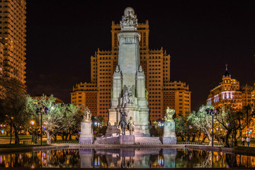 Monumento a Miguel de Cervantes reflejado en el agua, en la plaza de Espa&ntilde;a de Madrid