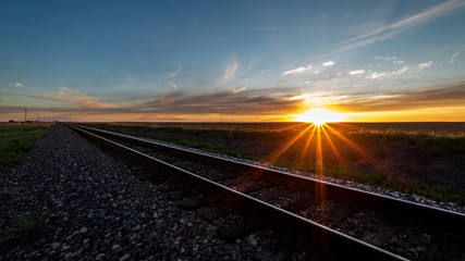 Sonnenuntergang auf der Bahnstrecke