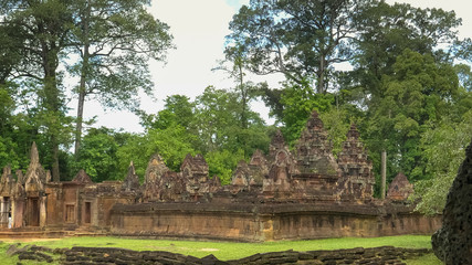 Fototapeta na wymiar wide view of the ruins of banteay srei temple in angkor