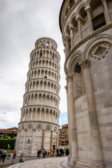 The Leaning Tower of Pisa behind the Duomo (Cathedral) of Pisa. At the UNESCO World Heritage site Piazza del Duomo (Square of Miracles, Piazza dei Miracoli), Pisa, Tuscany, Italy