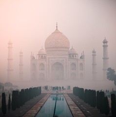 Obraz premium TAJ MAHAL FRONT VIEW SUNRISE FOG