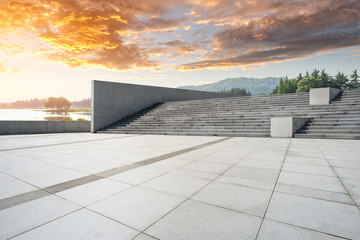 Obraz premium Empty floor and green woods with mountain natural scenery in city park