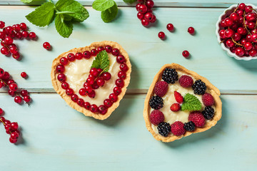 Fototapeta na wymiar redcurrant pie with fresh berries as summer dessert on wooden background.