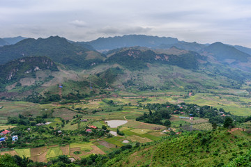Vue des montagnes du Nord Vietnam et de rizières ainsi que d'une route