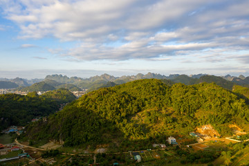 Fototapeta na wymiar Montagnes au nord du Vietnam avec des villages