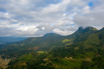 Fototapeta na wymiar Vue sur les montagnes vietnamiennes du Nord